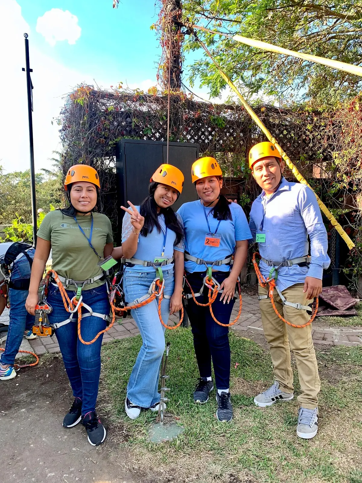 Grupo con cascos naranja y arneses, listo para volar en el canopy