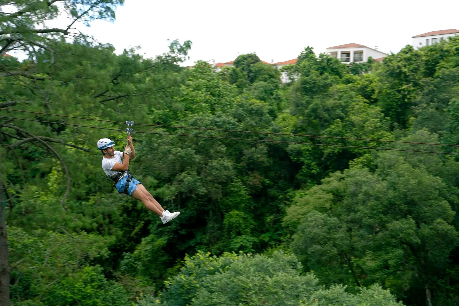 Persona volando en el canopy de Vertika sobre el bosque de Cayalá