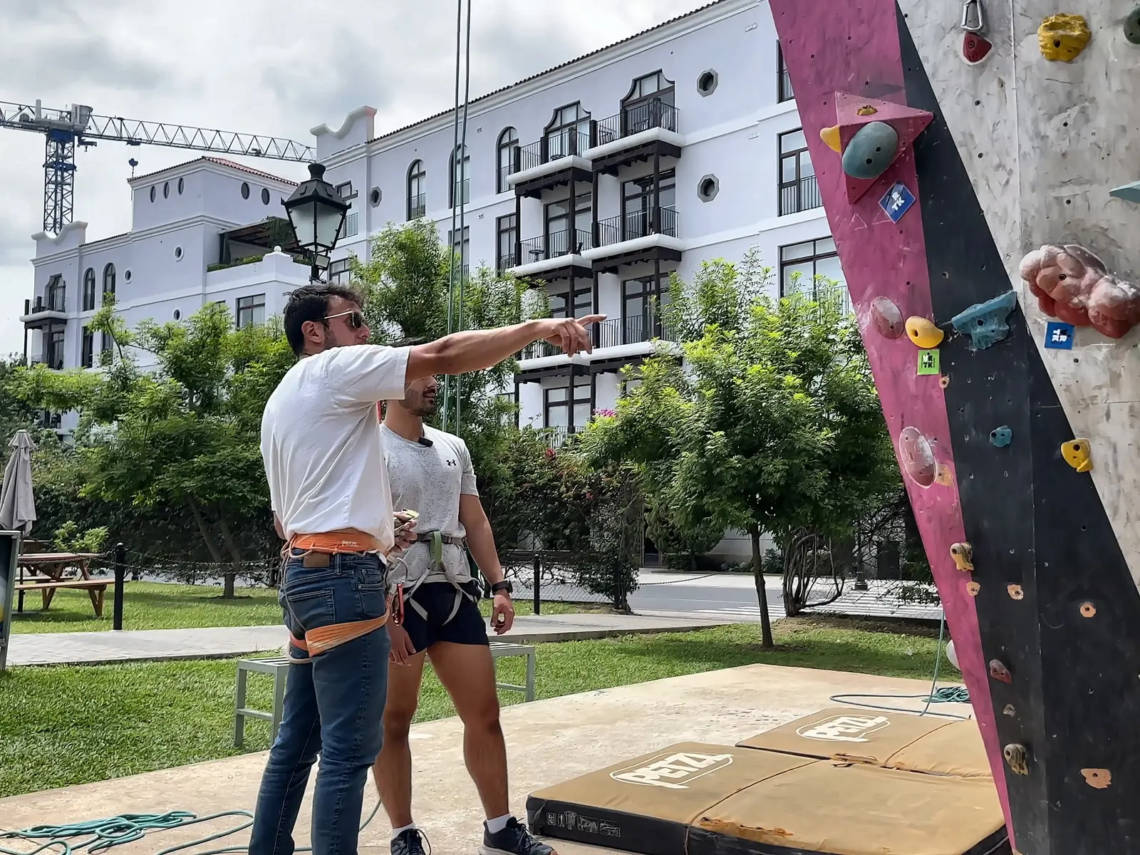Instructor de Vertika señalando la ruta a un escalador al pie de El Muro